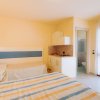 Camera con letto matrimoniale e angolo cottura.