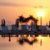 Tramonto su sedie a sdraio e ombrelloni sulla spiaggia.