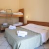 Camera con letto matrimoniale e letto a castello.