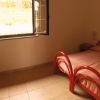 Camera con letto matrimoniale, scrivania e finestra aperta.
