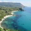 Costa rocciosa con mare turchese e spiagge.