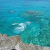 Persona sott'acqua in mare trasparente.