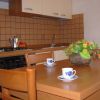 Cucina con tavolo apparecchiato e fiori.