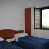 Camera da letto con due letti singoli e finestra aperta.