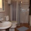 Bagno moderno con doccia e sanitari.