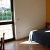 Camera con letto, tavolo e porta finestra.