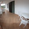 Balcone con tavolo e sedie bianche in plastica.