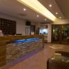 Reception moderna con bancone in pietra illuminato.