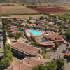 Complesso residenziale con piscina dall'alto.