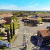 Vista aerea di un complesso residenziale con vialetti e alberi.