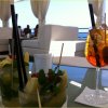 Cocktails su tavolo in un lounge all'aperto.