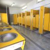 Bagni pubblici con porte gialle.
