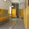 File di lavandini e porte gialle.