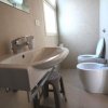 Bagno moderno con lavabo e bidet.
