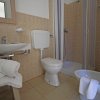Bagno con doccia, WC, bidet e lavabo con asciugamani.