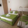 Camera con letto matrimoniale, letto a castello e TV a parete.