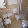 Bagno con doccia, lavabo e bidet.