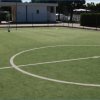 Campo da calcio in erba sintetica.