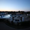 Piscina illuminata al tramonto.