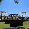Bar all'aperto con ombrelloni bianchi.