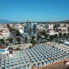 Ombrelloni azzurri su spiaggia.