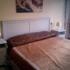 Camera con letto e due comodini.