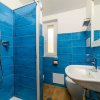 Bagno con piastrelle blu e doccia.