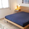 Camera con letto matrimoniale e arredamento moderno.