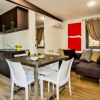 Cucina moderna con tavolo e sedie bianche.