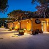 Struttura di legno con insegna Bar, Pizzeria, Ristorante, Market.