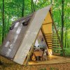 Tenda a forma di A in un bosco.