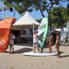Lezione di windsurf sulla sabbia con vela e istruttore.