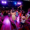 Bambini che ballano su un palco illuminato.