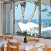 Tavoli in un ristorante con vista sul mare.