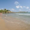 Spiaggia sabbiosa con onde leggere.