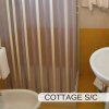 Bagno con doccia e lavandino.