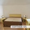 Camera con letto matrimoniale e comodini.