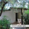 Veranda di un cottage circondata da alberi.