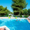 Piscina esterna con scivoli e lettini.