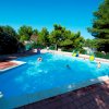 Piscina all'aperto con persone che nuotano.