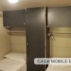 Due letti singoli con armadio centrale.