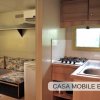 Cucina compatta con tavolo e seduta.