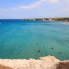 Spiaggia con mare cristallino.