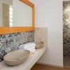 Bagno con doppio lavabo e piastrelle decorate.