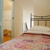 Camera con letto singolo a fianco del bagno.