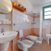 Un bagno con doccia, lavabo, bidet e wc.