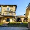 Un edificio a tre piani con balconi e un cortile.