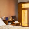 Camera da letto accogliente con armadio in legno e comodino.