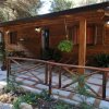 Un bungalow di legno tra gli alberi.