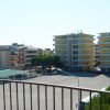 Vista da un balcone su edifici residenziali e spazi aperti.